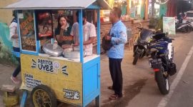 Foto: Pentol UYEE yang berlokasi disebelah timur taman adipura/depan mami muda cafe