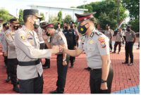 Foto:Kapolres Sumenep Akbp Rahman Wijaya.,S.I.K.,S.H.,M.H.,saat memberikan ucapan selamat kepada anggotanya.