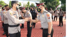 Foto:Kapolres Sumenep Akbp Rahman Wijaya.,S.I.K.,S.H.,M.H.,saat memberikan ucapan selamat kepada anggotanya. 