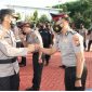 Foto:Kapolres Sumenep Akbp Rahman Wijaya.,S.I.K.,S.H.,M.H.,saat memberikan ucapan selamat kepada anggotanya. 