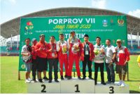 Foto:Ketua Koni Sumenep didampingi ketua cabor dan manajer Pasi sumenep saat foto bareng atlet.