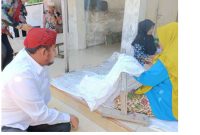 Foto:Bupati sumenep meninjau langsung ke lokasi pembuatan batik, di Desa Pakandangan Barat Kecamatan Bluto.