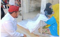 Foto:Bupati sumenep meninjau langsung ke lokasi pembuatan batik, di Desa Pakandangan Barat Kecamatan Bluto. 