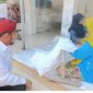 Foto:Bupati sumenep meninjau langsung ke lokasi pembuatan batik, di Desa Pakandangan Barat Kecamatan Bluto. 