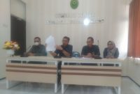 Foto: Ketua PN Sumenep , Arie Andika Adikresna, didampingi Hakim, Jubir I dan Panitera Muda Perdata saat konfrensi pers