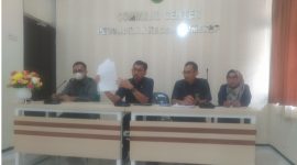 Foto: Ketua PN Sumenep , Arie Andika Adikresna, didampingi Hakim, Jubir I dan Panitera Muda Perdata  saat konfrensi pers 