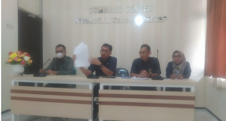 Ketua PN Sumenep , Arie Andika Adikresna, didampingi Hakim, Jubir I dan Panitera Muda Perdata saat konfrensi pers