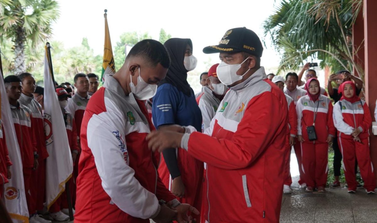 Foto:Bupati Sumenep saat melepas atlet yang akan berlaga pada kejuaraan Porprov Jatim 2022.