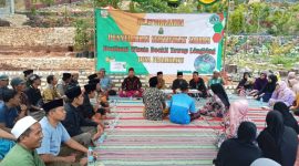 Foto:Kepala desa Pagarbatu didamping ketua pokdarwis menggelar silaturrahim di wisata bukit tawap leng-leng desa pagarbatu, kecamatan saronggi