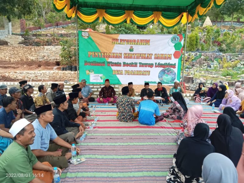 Foto:Kepala desa Pagarbatu didamping ketua pokdarwis menggelar silaturrahim di wisata bukit tawap leng-leng desa pagarbatu, kecamatan saronggi