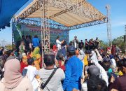 Sambut HUT RI Ke-77, Ribuan Pengunjung Boekit Tawap lengleng Joget Bareng Irwan Sambut HUT RI Ke-77, Ribuan Pengunjung Boekit Tawap lengleng Joget Bareng Irwan