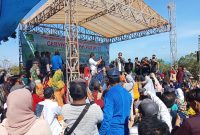 Foto:Ribuan Pengunjung Boekit Tawap lengleng Joget Bareng Irwan