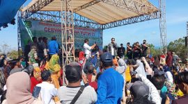 Foto:Ribuan Pengunjung Boekit Tawap lengleng Joget Bareng Irwan