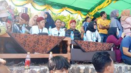 Foto:Ketua AKD Miskun Legiyono (blangkon merah) didampingi Kepala Desa pagarbatu di wisata boekit tawap lengleng