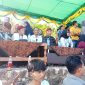 Foto:Ketua AKD Miskun Legiyono (blangkon merah) didampingi Kepala Desa pagarbatu di wisata boekit tawap lengleng