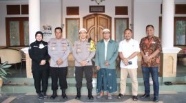 Kapolres Sumenep didampingi jajarannya mengunjungi salah satu pesantren di kecamatan bluto