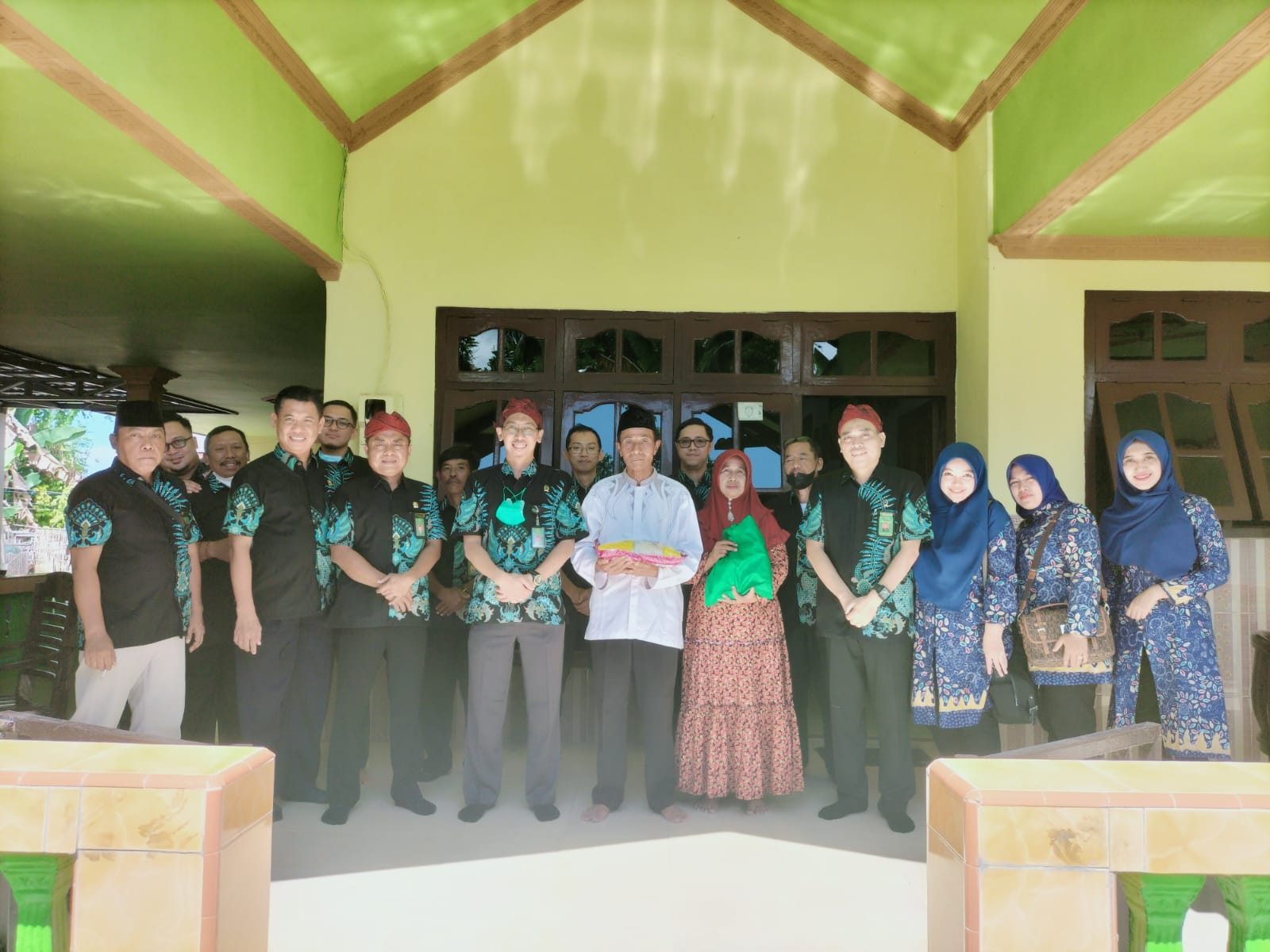 Ketua PN Sumenep bersama jajarannya mengunjungi salah satu pensiunan PN sumenep