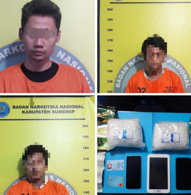 Foto:Ketiga tersangka berikut barang bukti saat diamankan di kantor BNNK Sumenep