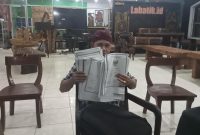 Foto:Nur Rahmad menunjukkan sertifikat Yang diduga Aspal