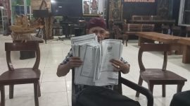 Foto:Nur Rahmad menunjukkan sertifikat Yang diduga Aspal
