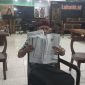 Foto:Nur Rahmad menunjukkan sertifikat Yang diduga Aspal
