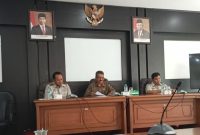 Foto: Petugas dari BPN Sumenep didampingi asisten 1 saat hearing dengan FMSB