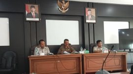 Foto: Petugas dari BPN Sumenep didampingi asisten 1 saat hearing dengan FMSB