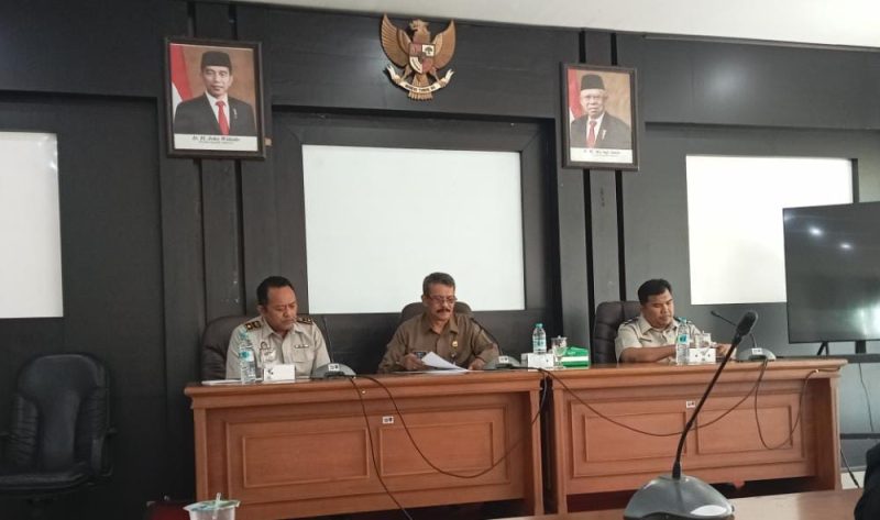 Foto: Petugas dari BPN Sumenep didampingi asisten 1 saat hearing dengan FMSB
