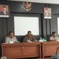 Foto: Petugas dari BPN Sumenep didampingi asisten 1 saat hearing dengan FMSB