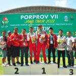 Atlet asal sumenep didampingi ketua KONI saat menerima medali di ajang porprov 2022