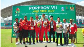 Foto:Atlet asal sumenep didampingi ketua KONI saat menerima medali di ajang porprov 2022