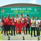 Foto:Atlet asal sumenep didampingi ketua KONI saat menerima medali di ajang porprov 2022