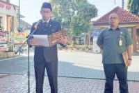 Foto:Ketua PN Sumenep Arie Andhika Adikresna saat menyampaikan pidato ketua MA dihalaman kantor PN setempat.