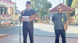 Foto:Ketua PN Sumenep Arie Andhika Adikresna saat menyampaikan pidato ketua MA dihalaman kantor PN setempat. 
