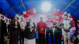 Foto:Kepala Desa Batang-Batang Daya Saat menerima piala penghargaan dari camat Batang-Batang. 