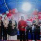 Foto:Kepala Desa Batang-Batang Daya Saat menerima piala penghargaan dari camat Batang-Batang. 