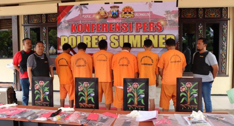 Foto:Tersangka penculikan asal Bangkalan didampingi anggota resmob polres sumenep