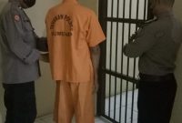 Foto:Tersangka H saat diamankan dikantor polsek saronggi