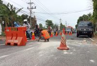 Foto:Dibongkar, pita kejut atau Speed Bump yang ada di jln. Raya Lenteng Desa batuan