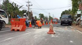 Foto:Dibongkar, pita kejut atau Speed Bump yang ada di jln. Raya Lenteng Desa batuan