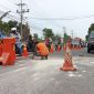 Foto:Dibongkar, pita kejut atau Speed Bump yang ada di jln. Raya Lenteng Desa batuan
