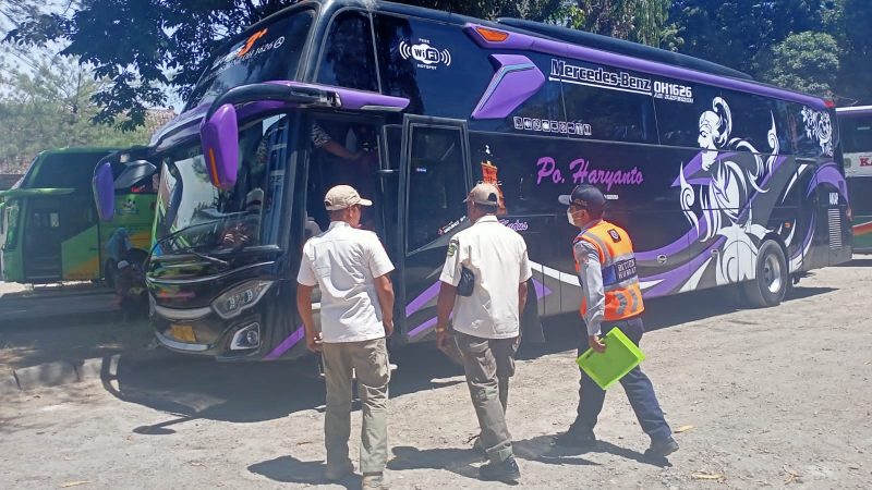 Foto:Tim gabungan saat razia peredaran rokok ilegal di terminal Arya Wiraraja sumenep