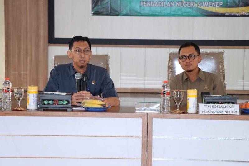 Foto:Ketua PN Sumenep Arie Andhika Adikresna.,S.H.,M.H saat memberikan sosialisasi
