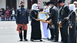 Foto:Moment Bupati Sumenep saat menerima piagam penghargaan dari Gubernur Jatim