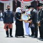 Foto:Moment Bupati Sumenep saat menerima piagam penghargaan dari Gubernur Jatim