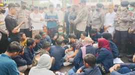 Foto:Bupati pamekasan Terima massa aksi sambil duduk bersila