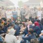 Foto:Bupati pamekasan Terima massa aksi sambil duduk bersila