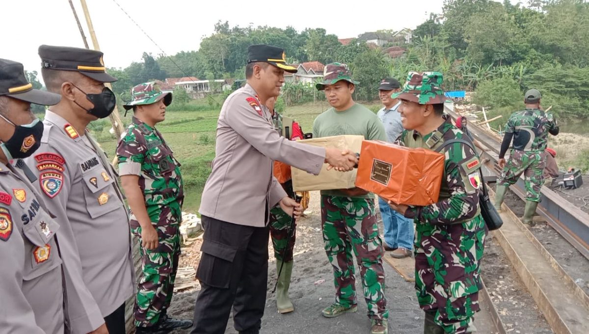 Foto:Kapolres Pamekasan bersama Dandim 0826 saat mengunjungi satgas TMMD