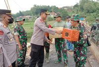 Foto:Kapolres Pamekasan bersama Dandim 0826 saat mengunjungi satgas TMMD
