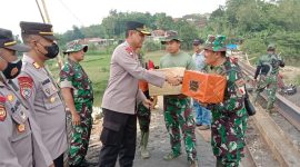 Foto:Kapolres Pamekasan bersama Dandim 0826 saat mengunjungi satgas TMMD